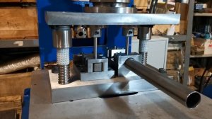 Штамп для пробивки труб разного типа без деформации