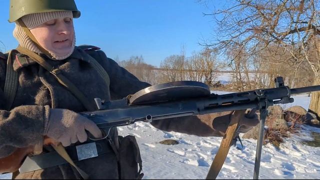 Reloading the DP-27 machine gun, loading the disk with cartridges. Nuances of use смотреть онлайн