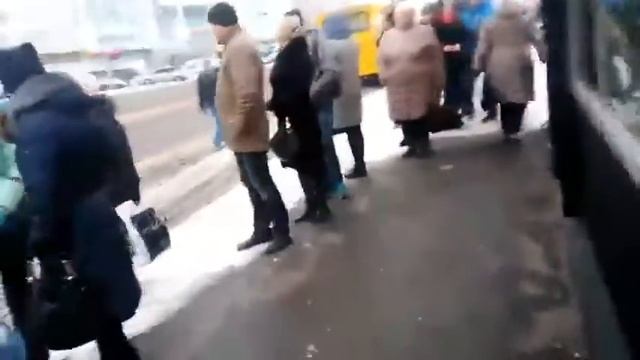 Очередь на маршрутку 550 15.11.2016 Киев смотреть онлайн