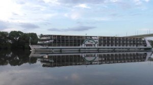 Круизный теплоход Золотое кольцо (Проект: ПКС 180, тип Золотое кольцо) идёт вверх по Москва-реке