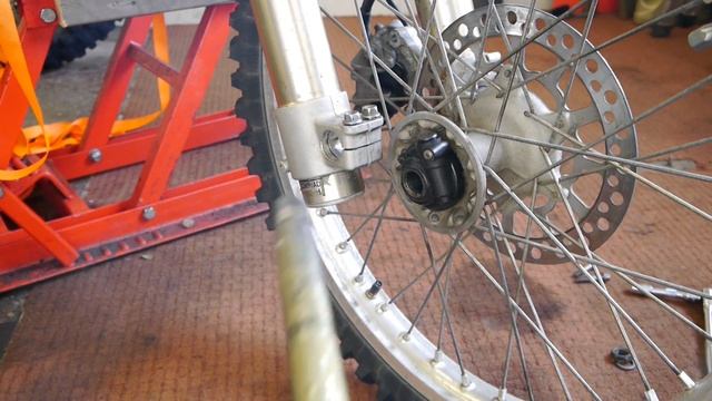 DRZ 400 - Front wheel removal + refit смотреть онлайн