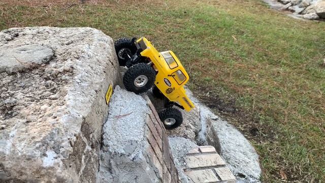 JConcepts Hazard 1.9 Beadlocks with Tusk Tires on the Ecto смотреть онлайн