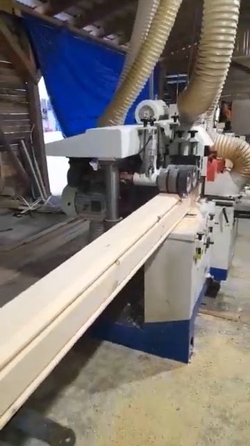 Профилирование сырого зимнего бруса сечением 200 на 150 мм на четырехстороннем станке Quadro 421BIG смотреть онлайн