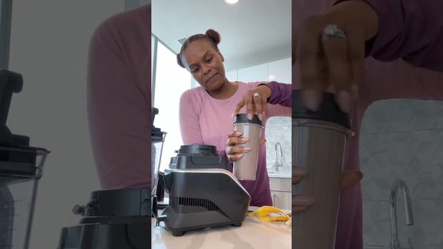 Chocolate banana smoothie with Orro while mixing business with pleasure! смотреть онлайн