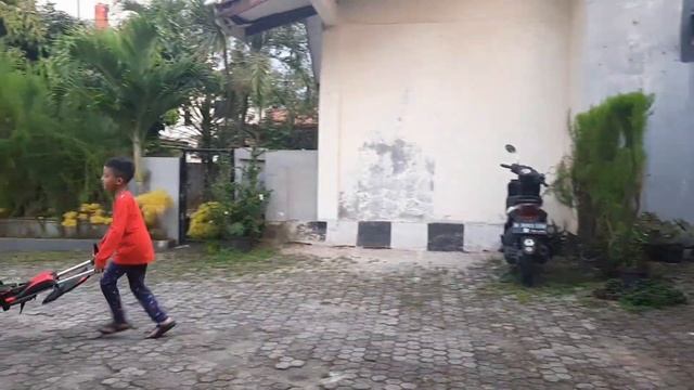 Ngabuburit sambil main mainan RC смотреть онлайн