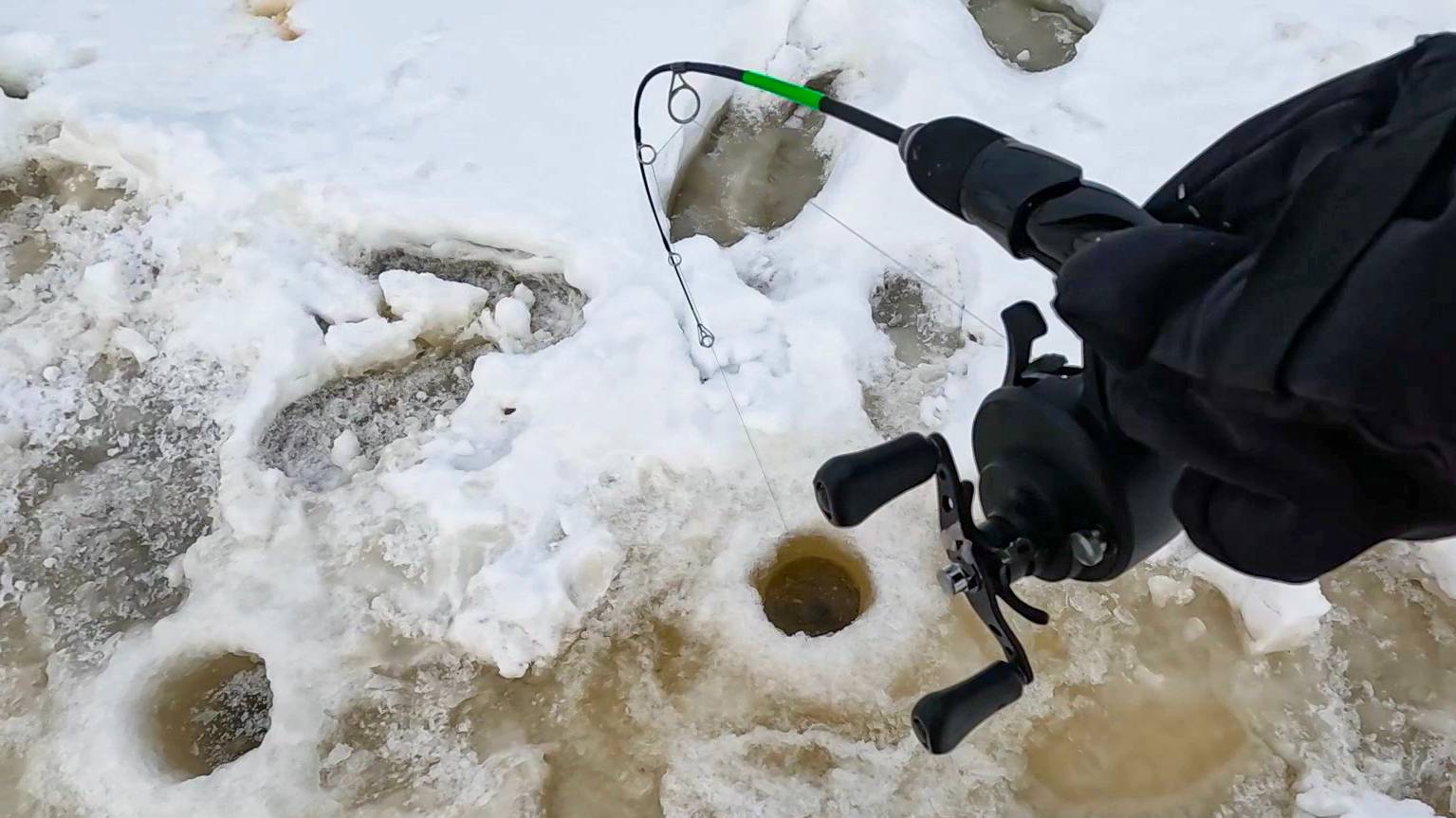 ОПУСТИЛ балансир ПОД БРЁВНО, СРАЗУ УДАР судака. Рыбалка на реке зимой со льда смотреть онлайн