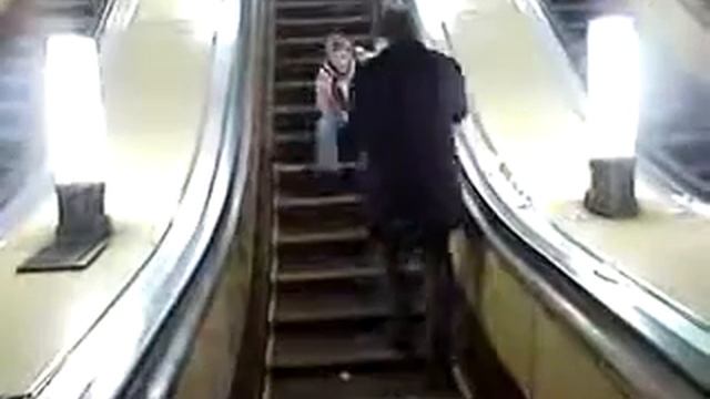 пьянь9 мая разбил головой плафон в метро хДД 1 смотреть онлайн