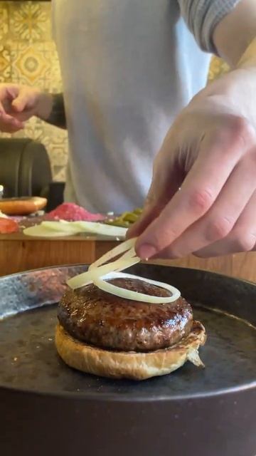 Бургер с шоколадом! #food #shorts #рецепт #steak #рецепт #automobile смотреть онлайн