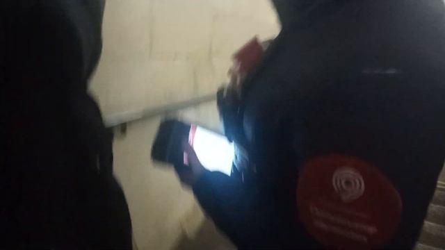 Неадекватная контролёрша хамит и тычит своей камерой смотреть онлайн