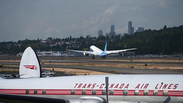 Boeing 777X take off from Boeing Field, Seattle смотреть онлайн
