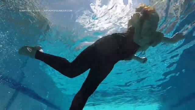 Wetlook Jeans And Heels Underwater In Pool