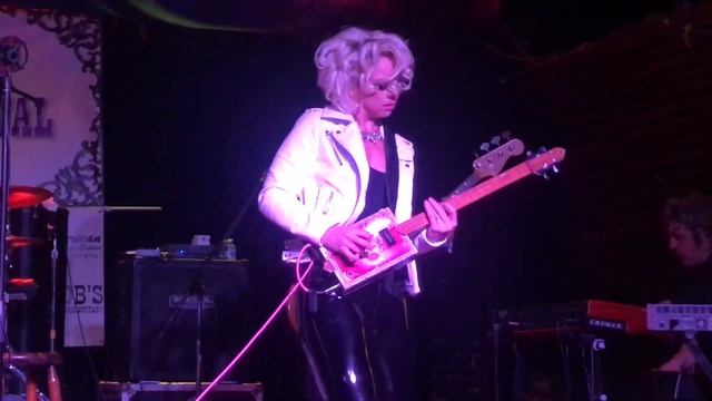 Samantha Fish Getting Down To Business On Her Cigar Box Guitar смотреть онлайн