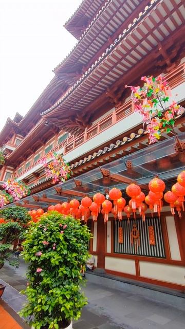 В этом квартале Сингапура древние храмы соседствуют с новыми небоскрёбами! смотреть онлайн