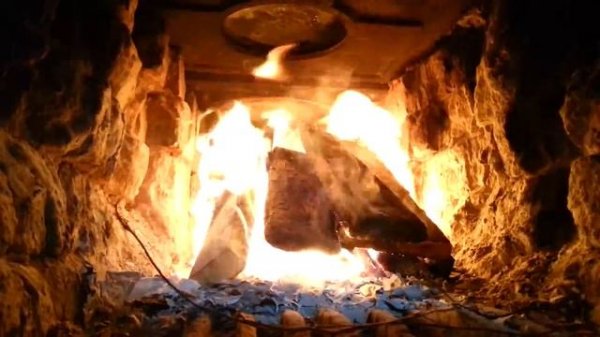 Бьется в тесной печурке огонь...