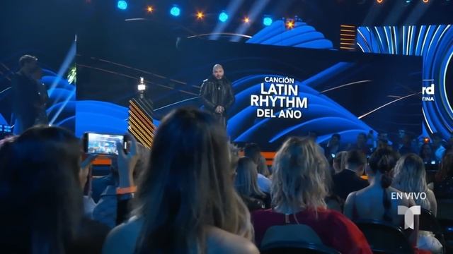 Farruko envía conmovedor mensaje al ganar Canción Latin Rhythm del Año | Premios Billboard 2022 смотреть онлайн