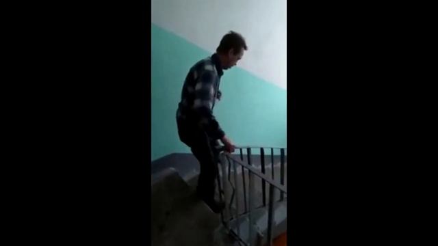 Пьяный мужик жёстко валит под бит смотреть онлайн