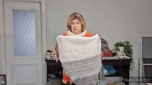 пряду козий пух, вяжу пуховый свитер