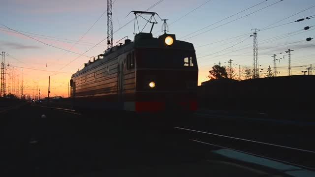 Транссиб (2013). Станция Мариинск, смена электровоза на рассвете смотреть онлайн