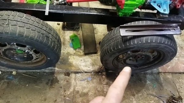 Гусеничный минитрактор,натяжной механизм гусениц.