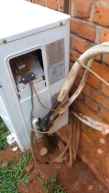 He threatened To Touch the cable From inside #air #conditioner смотреть онлайн