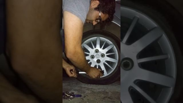 Encher pneu de carro com bombinha de bike смотреть онлайн