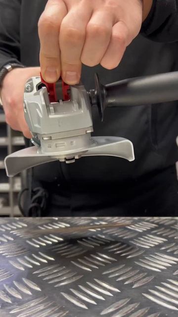 Звук наступающего Нового года от УШМ Bosch с инновационной системой крепления оснастки X-LOCK! 🎄 смотреть онлайн