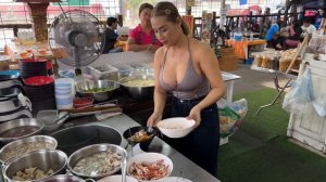 Самая красивая леди готовит лапшу со свининой - Тайская уличная еда