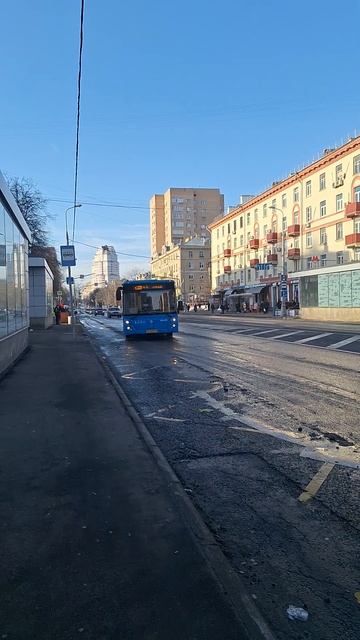 Автобусы ЛиАЗ-5292 и ЛиАЗ-6213 прибывают на остановку "Октябрьское поле" г. Москва смотреть онлайн