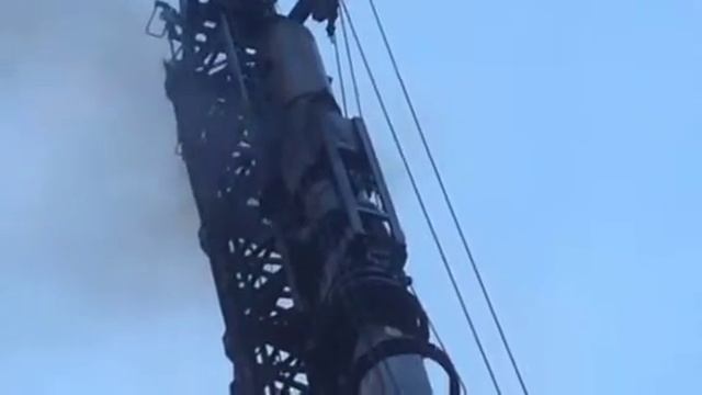 Piledriving with dieselhammer D62 смотреть онлайн