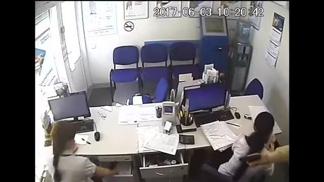 Новосибирец покрасил ваксой голову и ограбил банк смотреть онлайн