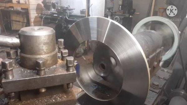 Самодельный токарный станок по металлу, большой маховик.