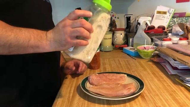 Grilled chicken breast on a Char-broil Kettleman grill смотреть онлайн
