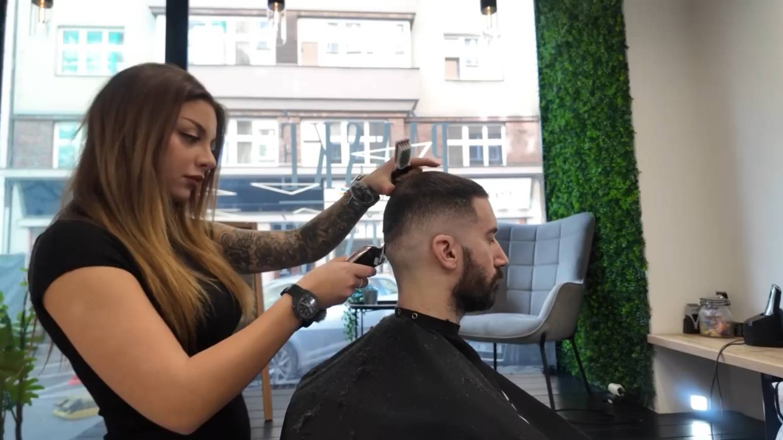 ASMR барбер. АСМР. Стрижка и бритье у прекрасного барбера смотреть онлайн