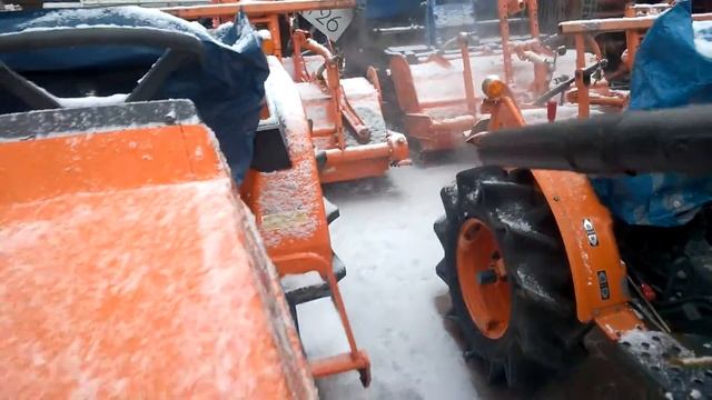 Odśnieżanie traktorków ogrodniczych dmuchawą STIHL BG 56. www.akant-ogrody.pl смотреть онлайн