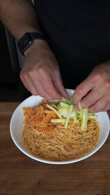 BIBIM GUKSU - KOREAN COLD NOODLE SALAD | THE GOLDEN BALANCE смотреть онлайн