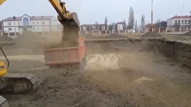 "KOMATSU PC 300" WORKING PROGRESS "1:56 MIN" LOADING A DUMPER смотреть онлайн