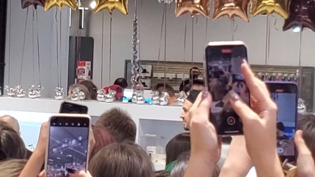 ЕГОР КРИД В М.ВИДЕО! КУЧА ФАНАТОВ! ТЦ МЕТРОПОЛИС смотреть онлайн