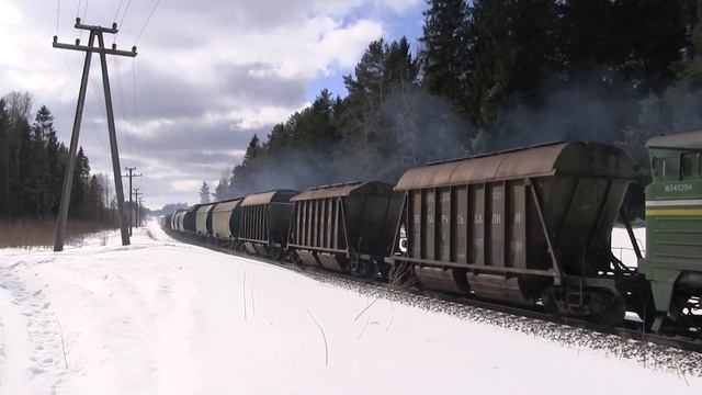 Тепловоз 2ТЭ10У-0079 с грузовым поездом / 2TE10U-0079 with a freight train смотреть онлайн