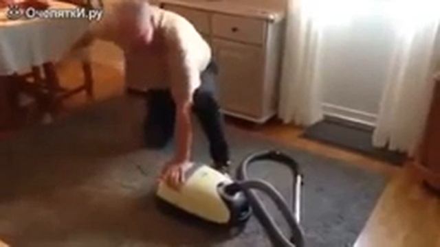 Дибіл вмикає пилосос смотреть онлайн