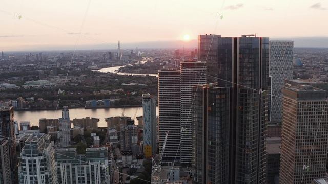 Forwards fly around group of tall skyscrapers in Canary Wharf business centre. Aerial panoramic vie смотреть онлайн