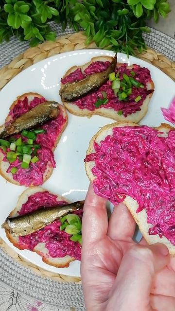 #бутерброды со СВЁКЛОЙ и шпротами #еда #рецепт смотреть онлайн
