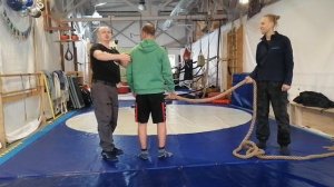 Канат показывает что делаешь.