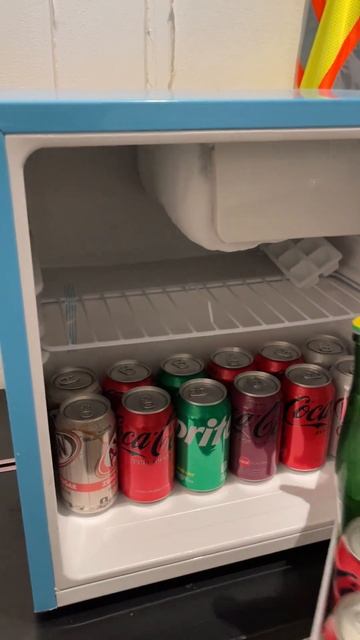 Stylish Retro Mini-Refrigerator by Frigidaire смотреть онлайн
