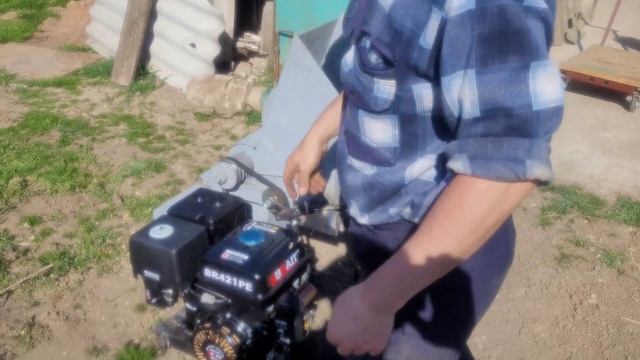 Переделка щепореза на бензиновый двигатель 15л.с BR 421 PE смотреть онлайн