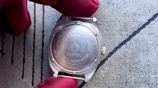 Collectible watch SLAVA 26 jewels manual winding 2 MChZ Mark of Quality with calendar made in USSR смотреть онлайн