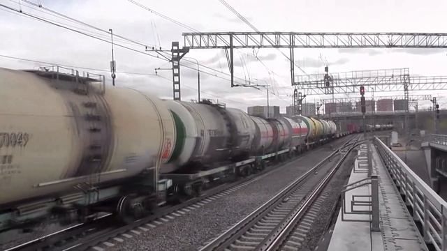 Тепловоз 2М62У-0042 с грузовым поездом. смотреть онлайн