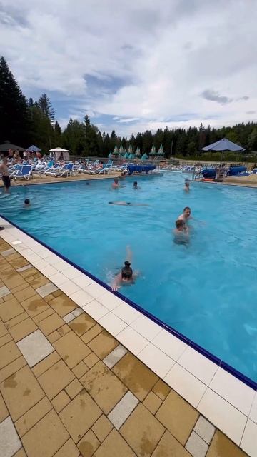 Прыжок в бассейн #krisshow #аквапарк #горки #сходница #лето #отдых #жара #бассейн #природа #горы смотреть онлайн