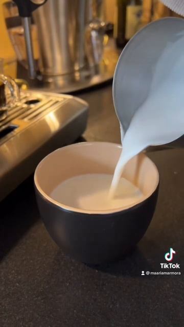 how to make a caramel macchiato at home🫶 #shorts #coffee #caramelmacchiato #aesthetic смотреть онлайн