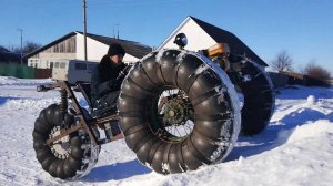 Едет задом наперед трехколесный вездеход