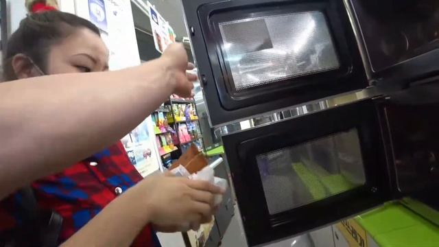 Кушаем в круглосуточном магазине/ смотреть онлайн